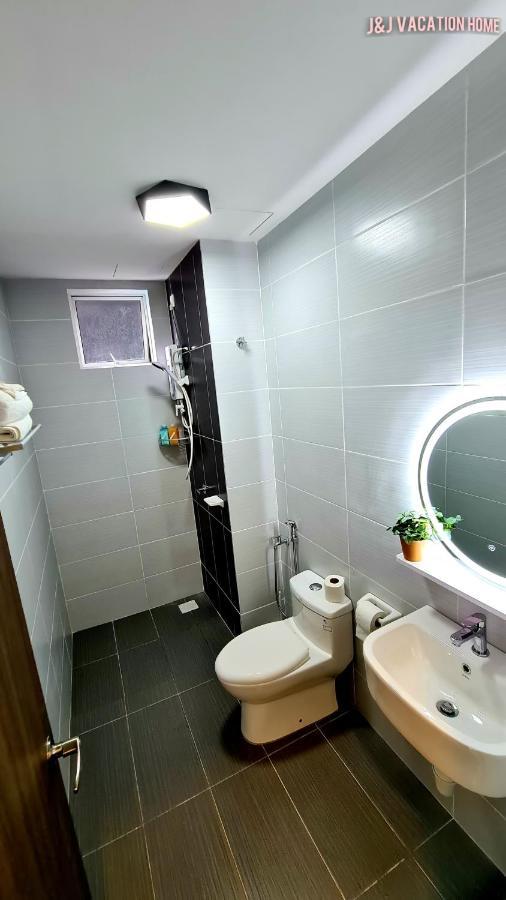 J&J Vacation Home@Novo8 Residence Kampong Tambak Ngoại thất bức ảnh