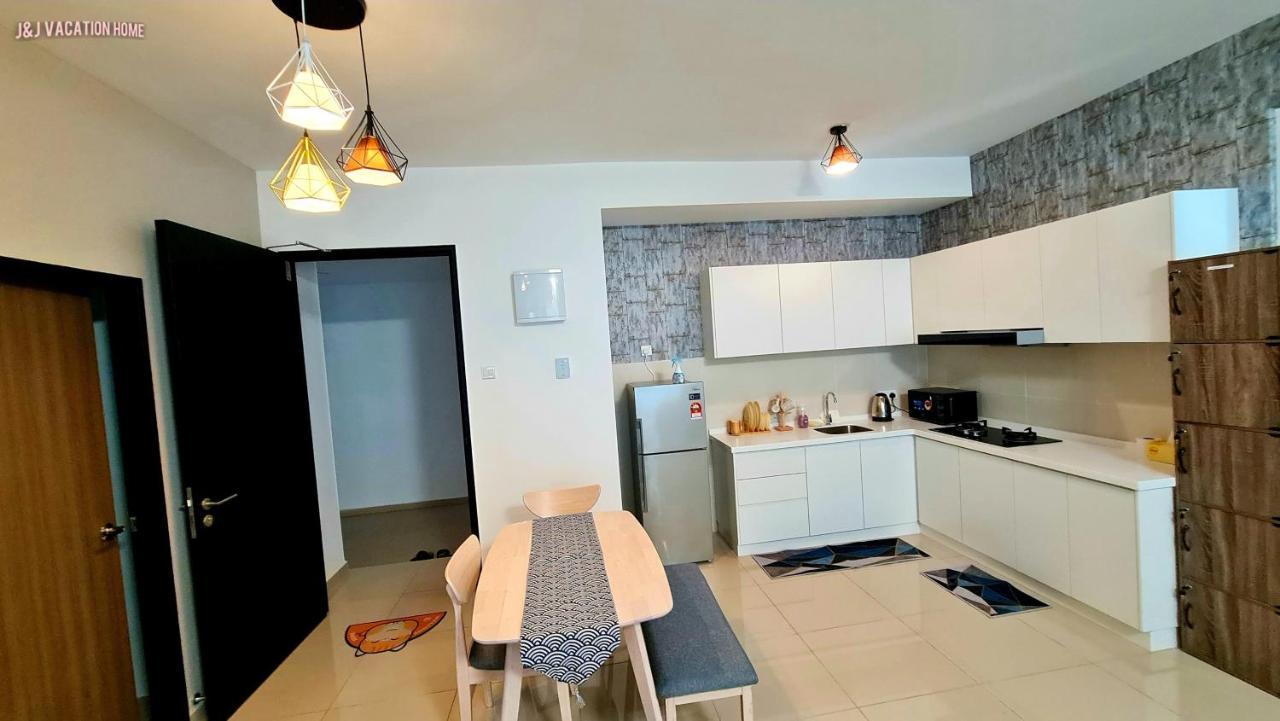 J&J Vacation Home@Novo8 Residence Kampong Tambak Ngoại thất bức ảnh