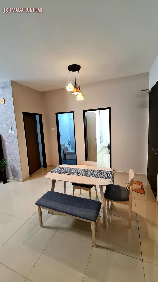 J&J Vacation Home@Novo8 Residence Kampong Tambak Ngoại thất bức ảnh