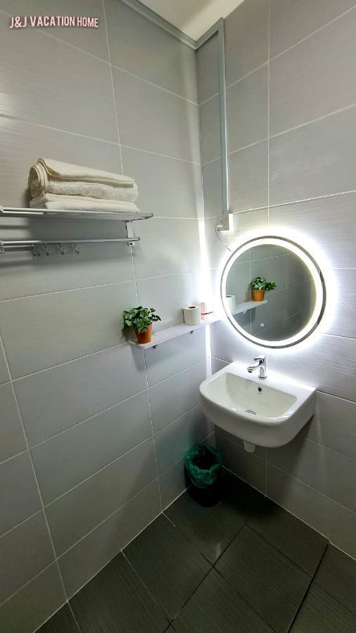 J&J Vacation Home@Novo8 Residence Kampong Tambak Ngoại thất bức ảnh