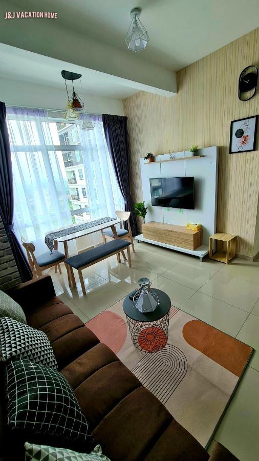 J&J Vacation Home@Novo8 Residence Kampong Tambak Ngoại thất bức ảnh