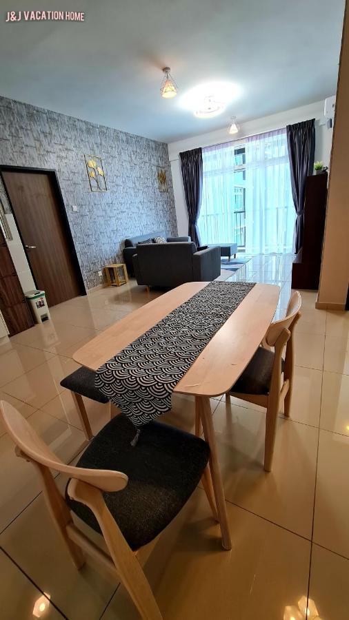 J&J Vacation Home@Novo8 Residence Kampong Tambak Ngoại thất bức ảnh