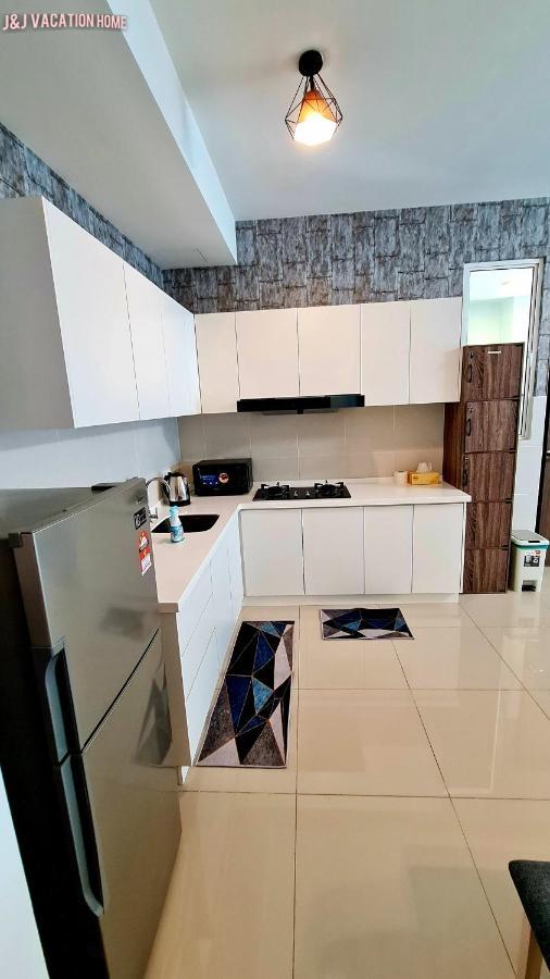 J&J Vacation Home@Novo8 Residence Kampong Tambak Ngoại thất bức ảnh