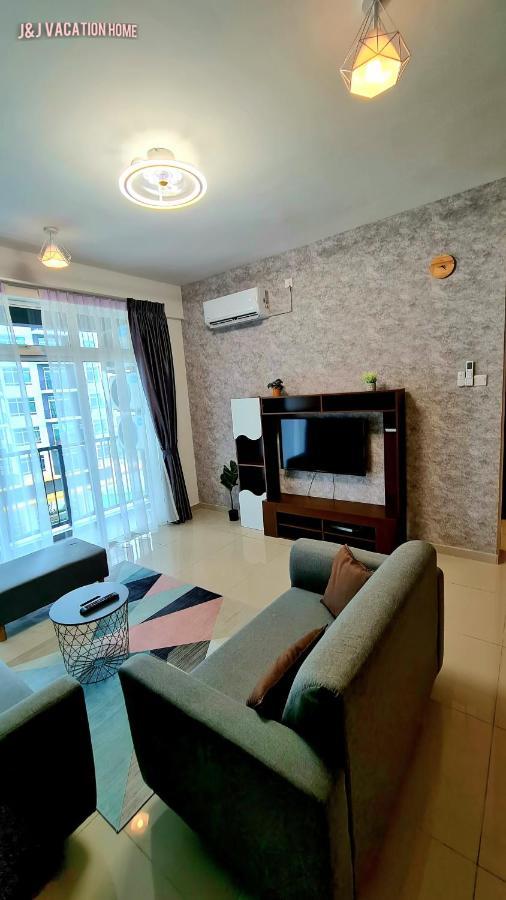 J&J Vacation Home@Novo8 Residence Kampong Tambak Ngoại thất bức ảnh