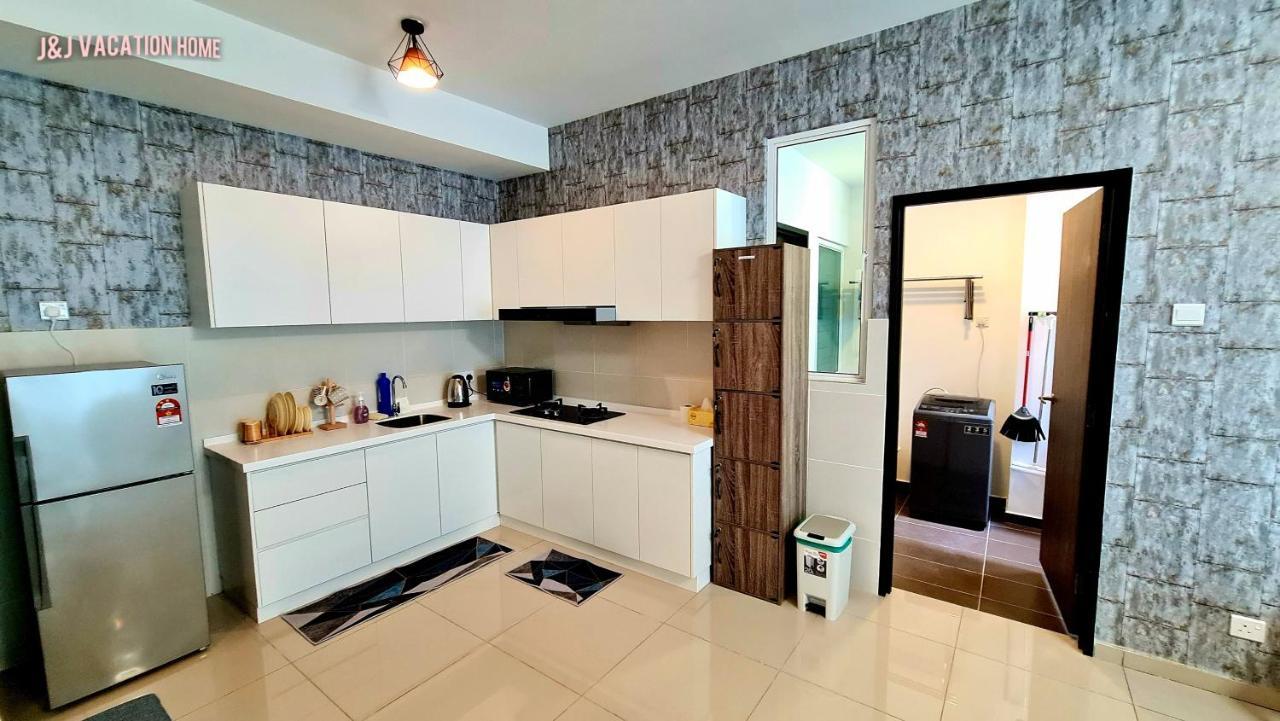 J&J Vacation Home@Novo8 Residence Kampong Tambak Ngoại thất bức ảnh