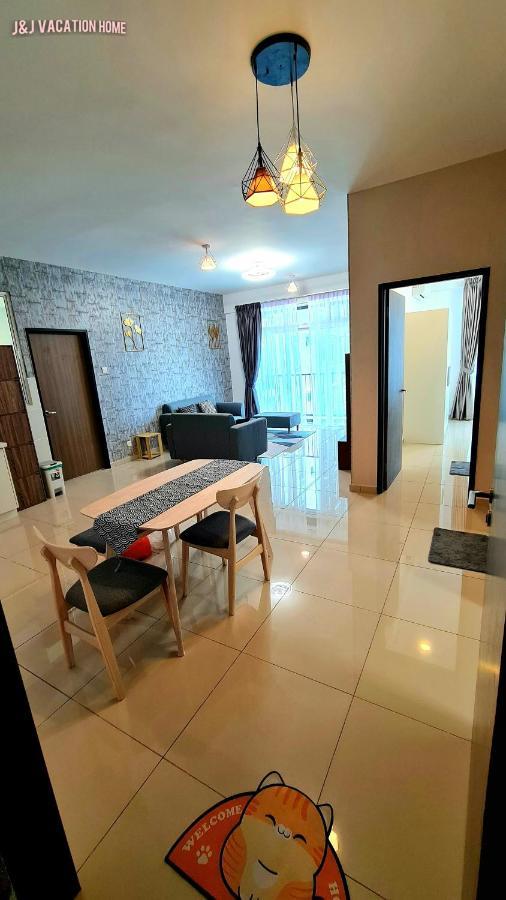 J&J Vacation Home@Novo8 Residence Kampong Tambak Ngoại thất bức ảnh