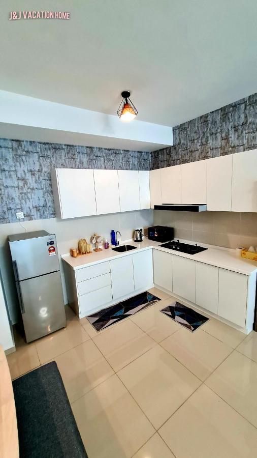 J&J Vacation Home@Novo8 Residence Kampong Tambak Ngoại thất bức ảnh